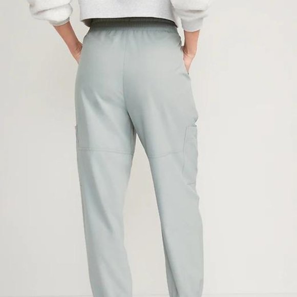 Old Navy Extra High-Waisted StretchTech Performance Cargo Jogger Pants for Women - Picture 5 of 9